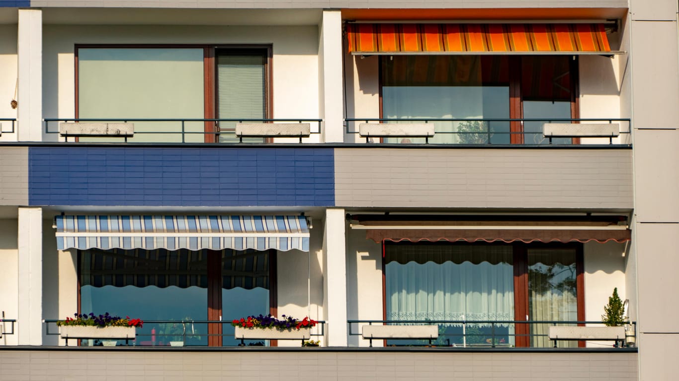 Balkon: Der Sonnenschutz muss zu dem Erscheinungsbild des Hauses passen.