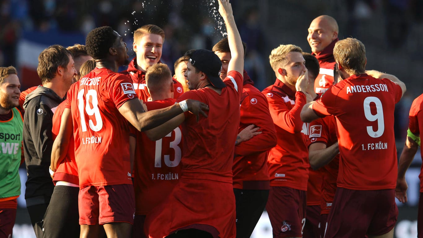 Siegesjubel auf dem Platz nach dem Sieg gegen Kiel (Archivbild): Auch nach dem Spiel feierten die FC-Profis in Köln weiter, ohne die Corona-Regeln zu beachten.
