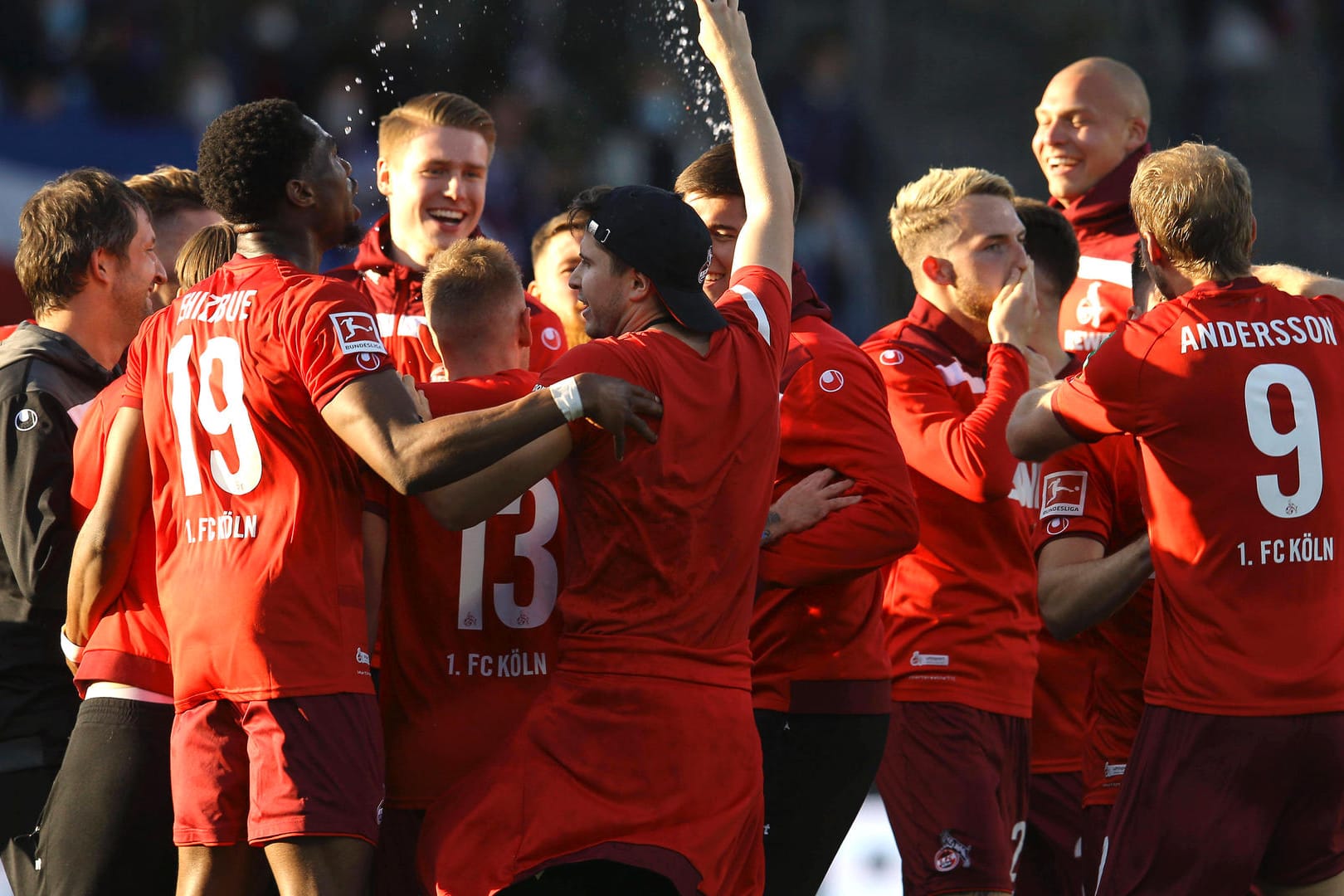 Siegesjubel auf dem Platz nach dem Sieg gegen Kiel (Archivbild): Auch nach dem Spiel feierten die FC-Profis in Köln weiter, ohne die Corona-Regeln zu beachten.