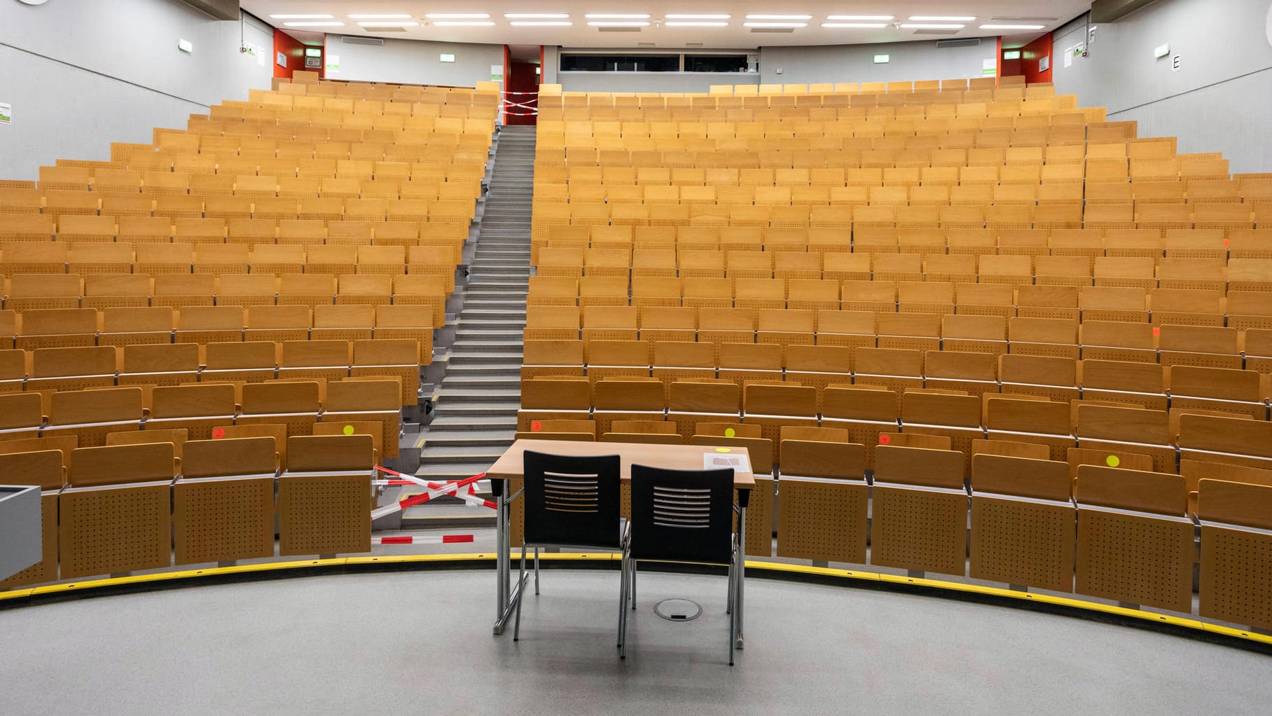 Bisher blieben die Hörsäle leer: In NRW könnten noch im Juni weitere Corona-Lockerungen für Universitäten in Kraft treten. Bisher blieben die Hörsäle leer: In NRW könnten noch im Juni weitere Corona-Lockerungen für Universitäten in Kraft treten.