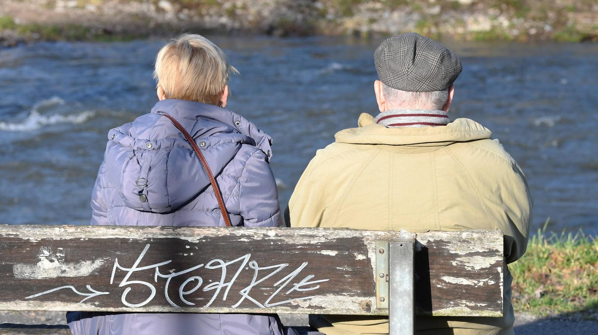 Senioren sitzen auf einer Bank: Das Urteil zur Rentenbesteuerung sieht eine neue Berechnungsformel vor.