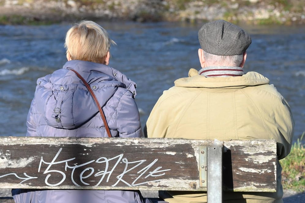 Senioren sitzen auf einer Bank: Das Urteil zur Rentenbesteuerung sieht eine neue Berechnungsformel vor.