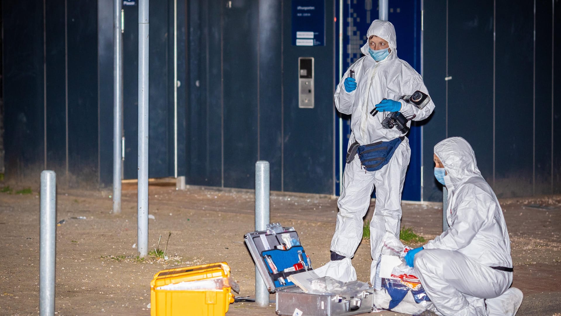 Mitarbeiter der Spurensicherung arbeiten an einer öffentlichen Toilette am Weißekreuzplatz: Der Mann wurde durch eine Stichwaffe verletzt. Mitarbeiter der Spurensicherung arbeiten an einer öffentlichen Toilette am Weißekreuzplatz: Der Mann wurde durch eine Stichwaffe verletzt.