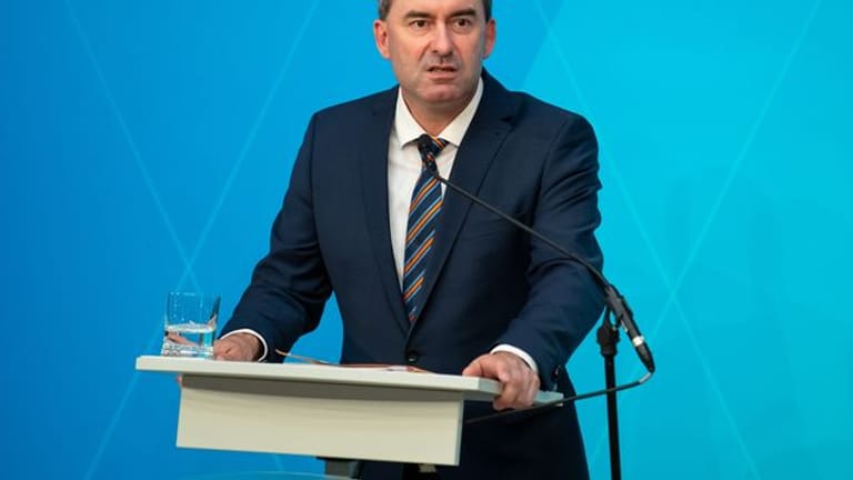 Hubert Aiwanger (Freie Wähler) ist der Wirtschaftsminister von Bayern: Er hat sich für Zuschauer bei den Münchner EM-Spielen ausgesprochen.
