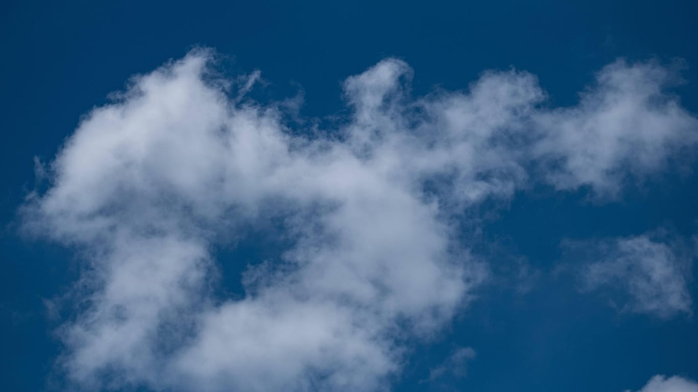 Wolken am Himmel (Symbolbild): Über Mainz und Wiesbaden waren besondere Botschaften zu lesen.
