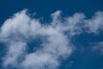 Wolken am Himmel (Symbolbild): Über Mainz und Wiesbaden waren besondere Botschaften zu lesen.