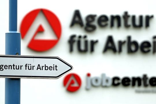 Ein Schild weist den Weg zur Agentur für Arbeit