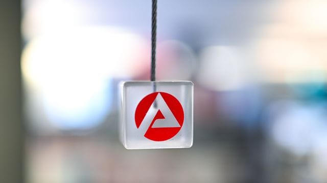 Auf einem Würfel ist das Logo der Arbeitsagentur zu sehen Auf einem Würfel ist das Logo der Arbeitsagentur zu sehen