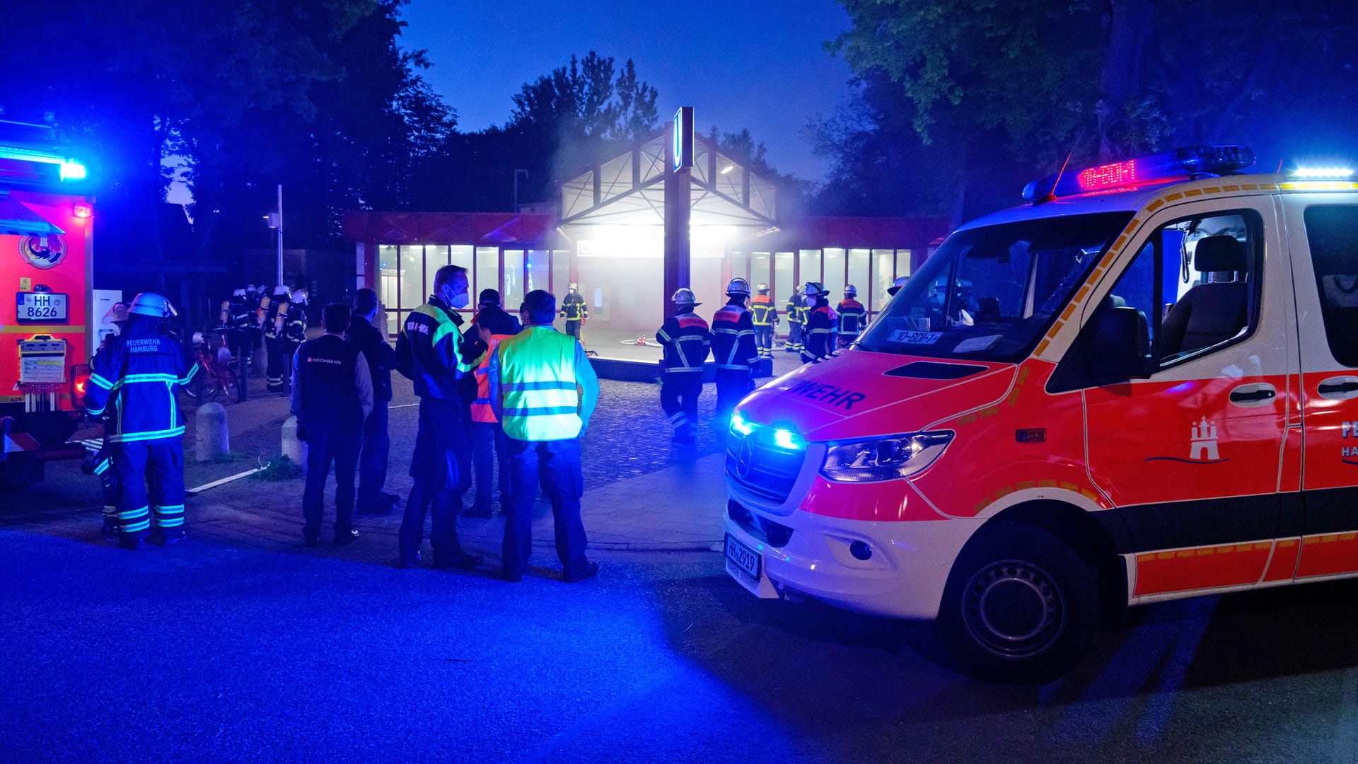 Einsatzfahrzeuge mit Blaulicht stehen neben Feuerwehrleuten vor dem U-Bahnhof am Bahnhof Hagendeel, aus dem dichter Qualm dringt: Verletzt wurde bei dem Feuer niemand. Einsatzfahrzeuge mit Blaulicht stehen neben Feuerwehrleuten vor dem U-Bahnhof am Bahnhof Hagendeel, aus dem dichter Qualm dringt: Verletzt wurde bei dem Feuer niemand.