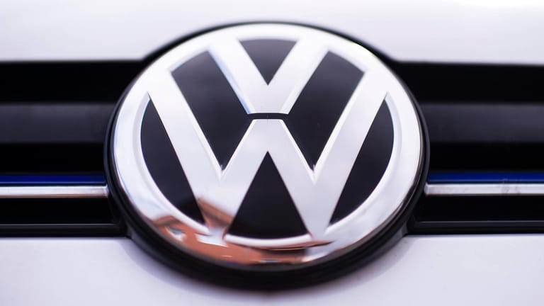 Volkswagen-Logo (Symbolbild): Die Aktien des Wolfsburger Autobauers VW trieben den Dax am Dienstag an.