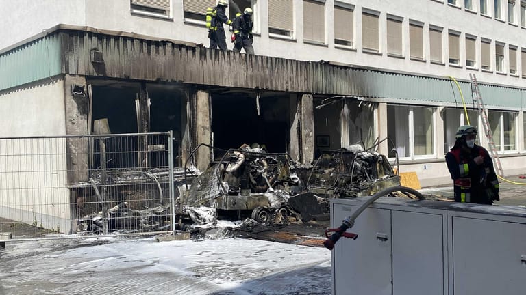 Feuerwehrleute sind nach einem Brand in einer Praxis für Kieferchirurgie im Einsatz: Zwei Kompressoren für Baustellen sind explodiert und haben ein Gebäude in der Innenstadt in Mitleidenschaft gezogen.