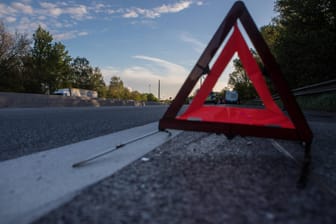 Ein Warndreieck steht nach einem Unfall auf der Autobahn (Symbolbild): Auf der A1 Richtung Köln kam es am Dienstagmorgen zu einem schweren Auffahrunfall.