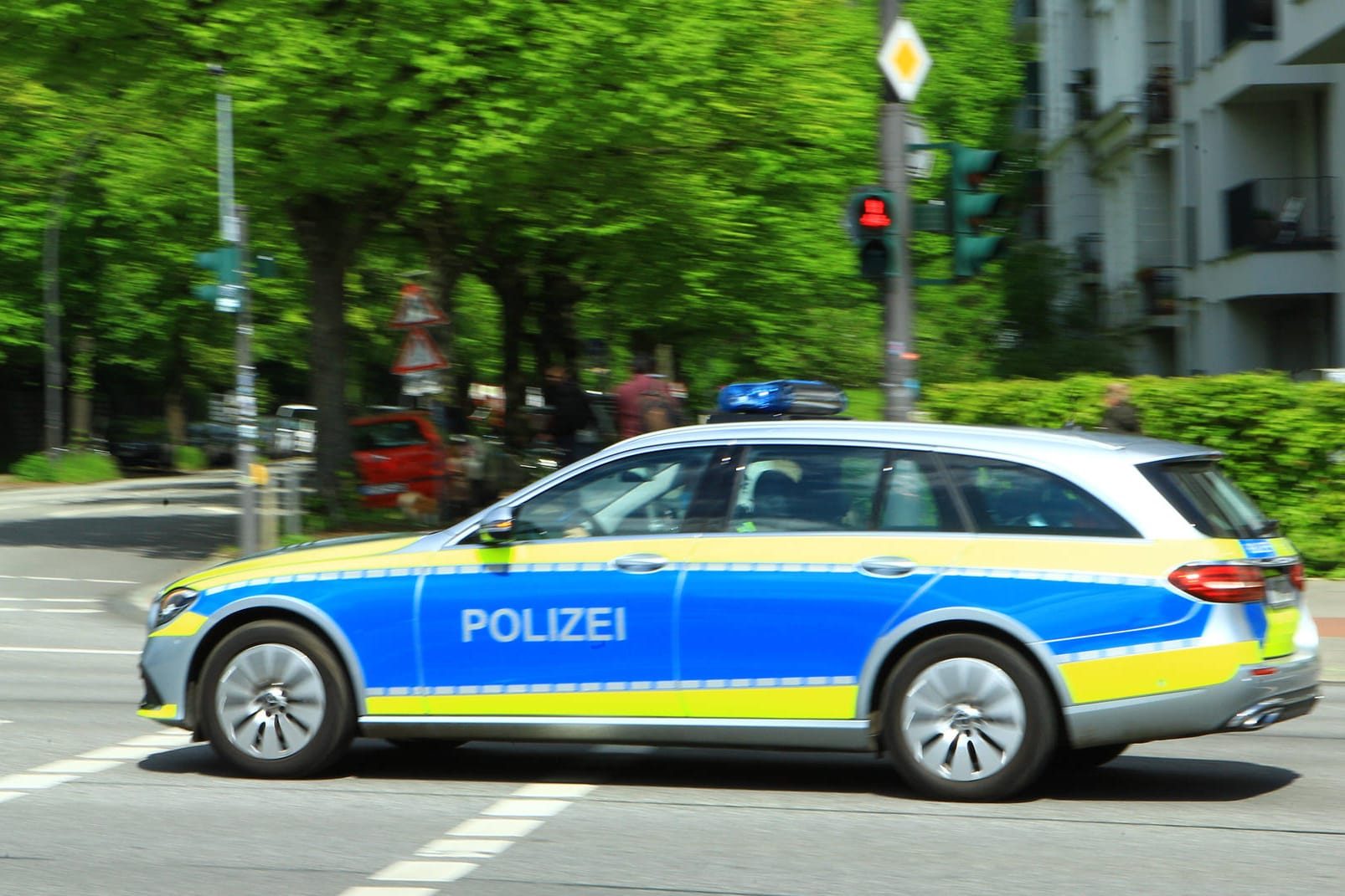 Ein Einsatzfahrzeug der Polizei (Symbolbild): Die Polizei bittet mögliche Zeugen um Hinweise.