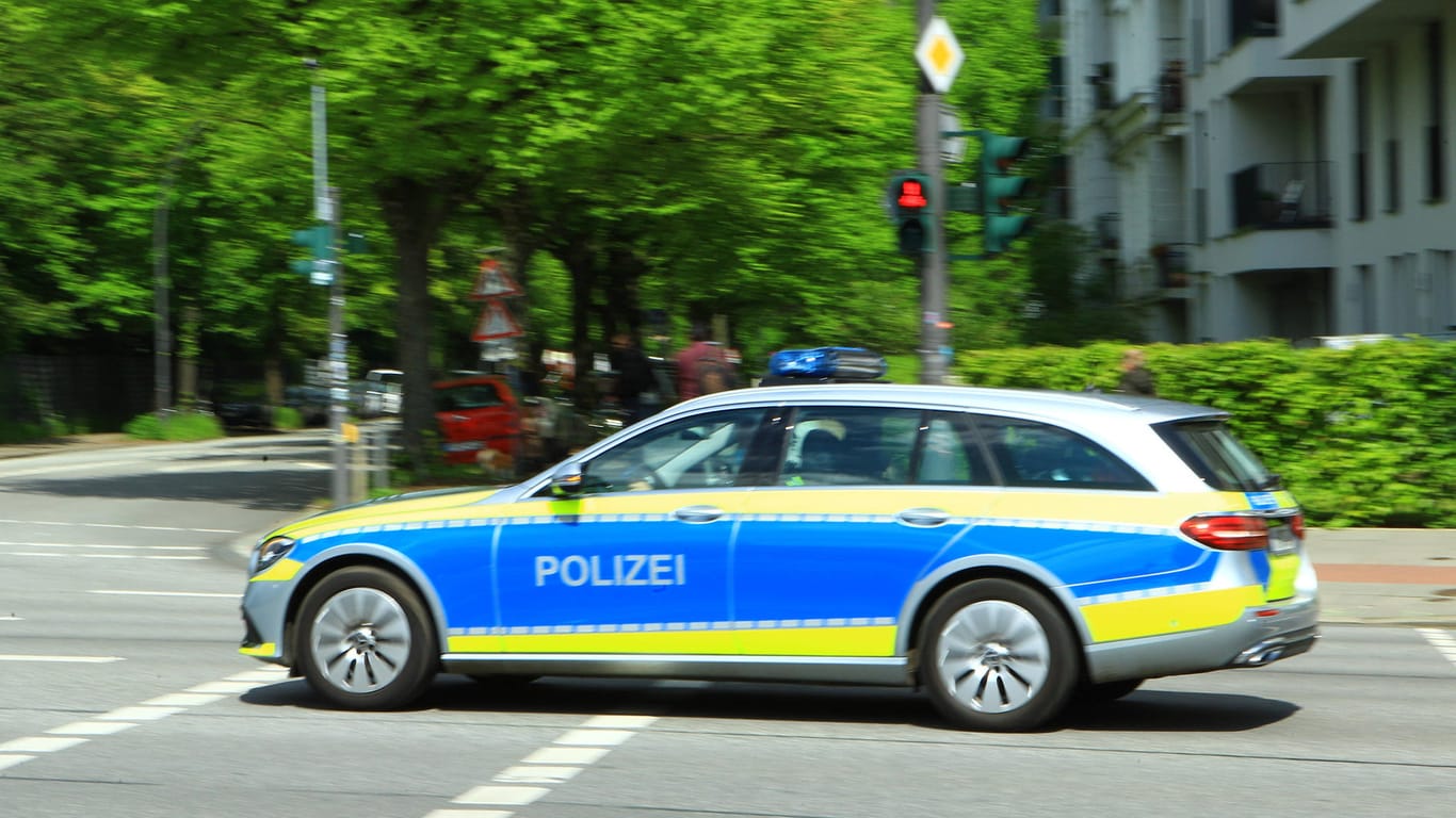 Ein Einsatzfahrzeug der Polizei (Symbolbild): Die Polizei bittet mögliche Zeugen um Hinweise.