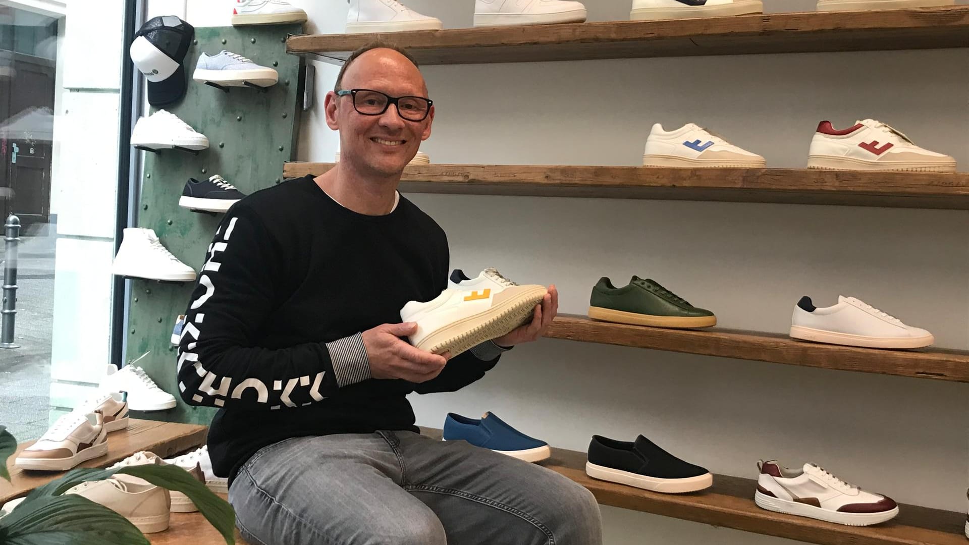 Christian Ohm hält einen seiner nachhaltigen Sneaker in der Hand: Er setzte seine Idee während der Pandemie in die Tat um.