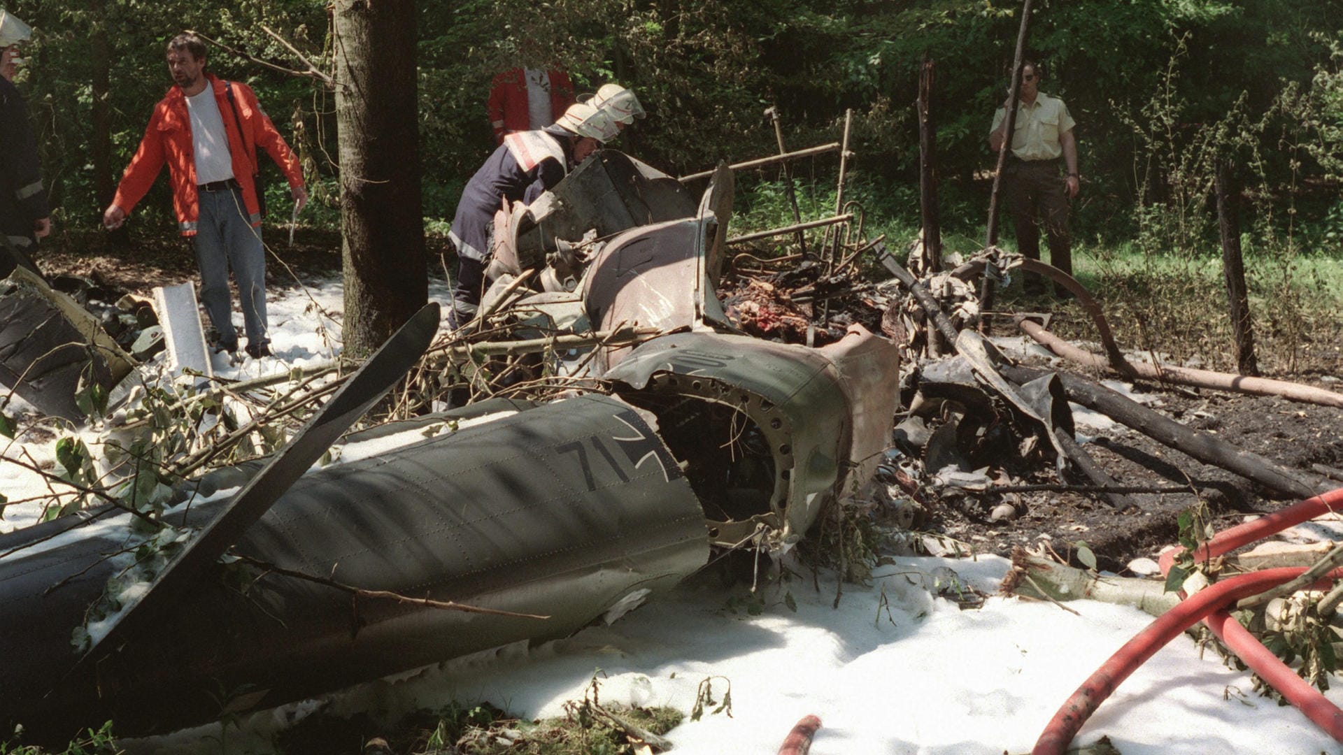 Das Wrack des Bundeswehr-Hubschraubers (Archivbild): Bei dem Unglück 1996 starben 13 Personen. Das Wrack des Bundeswehr-Hubschraubers (Archivbild): Bei dem Unglück 1996 starben 13 Personen.