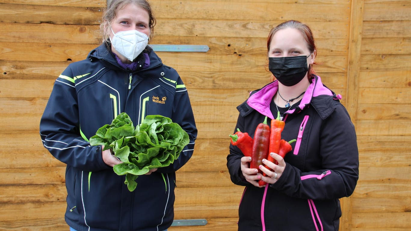 Sandy Ockendorf (links) und Franziska Eimler gehören zu den Lebensmittelrettern: Seit drei Monaten schlägt die Initiative etwa zehn Tonnen Lebensmittel pro Woche um.