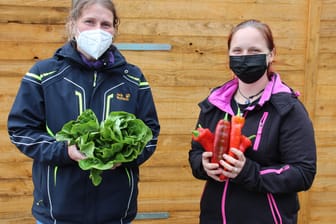 Sandy Ockendorf (links) und Franziska Eimler gehören zu den Lebensmittelrettern: Seit drei Monaten schlägt die Initiative etwa zehn Tonnen Lebensmittel pro Woche um.