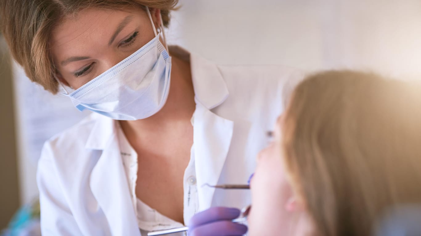 Zahngesundheit: Für den Zahnreport wurden Medikamentenverordnungen bei Kindern mit und ohne Kreidezähnen analysiert.