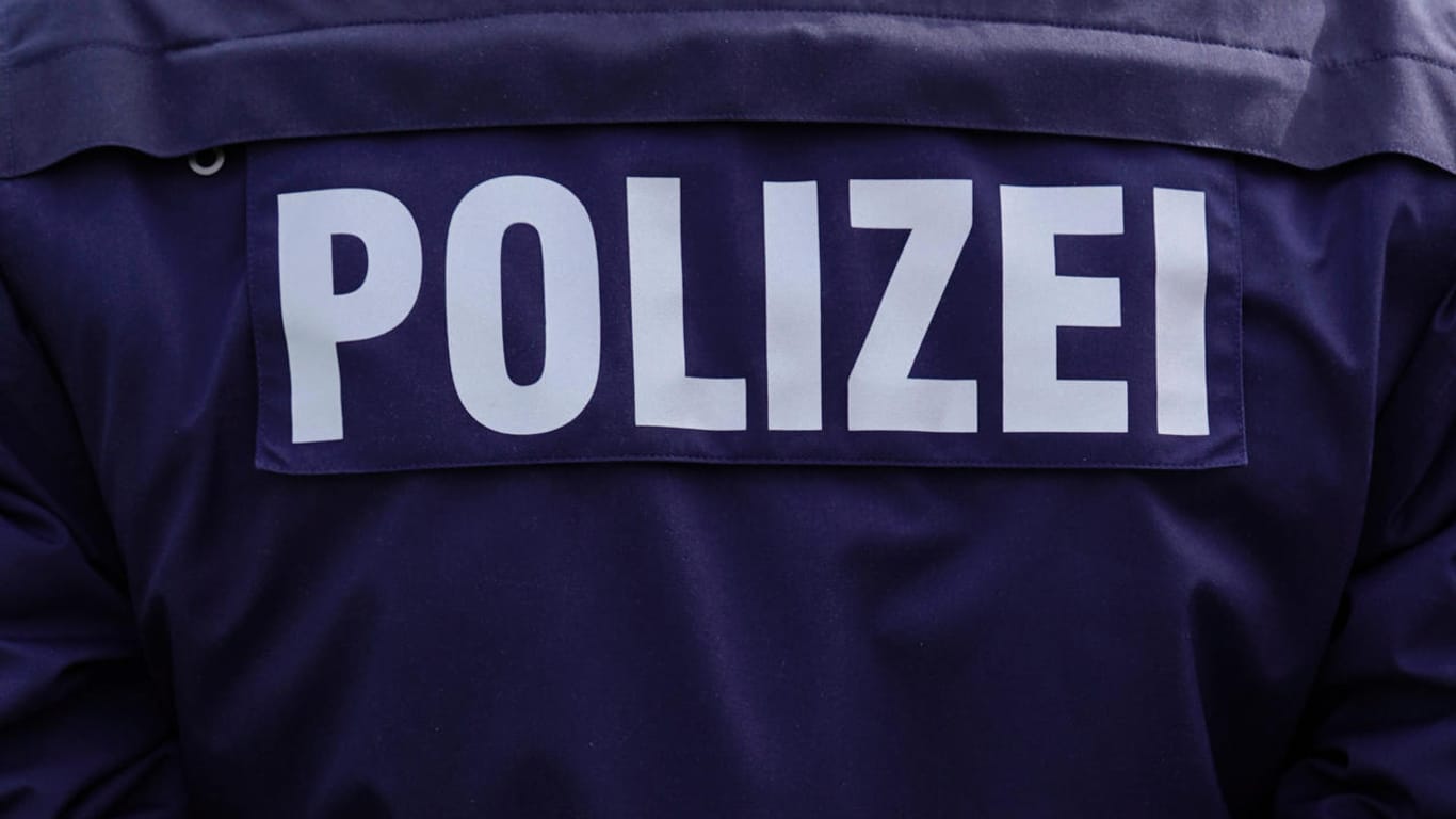 Auf einer Uniform steht der Schriftzug "Polzei" (Symbolbild): Die mutmaßichen Betrüger haben sich unter einem Vorwand Zugang zu Wohnungen verschafft.