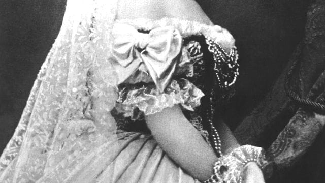 Die österreichische Monarchin im Krönungsornat als Königin von Ungarn (Aufnahmedaten unbekannt). Die österreichische Monarchin im Krönungsornat als Königin von Ungarn (Aufnahmedaten unbekannt).