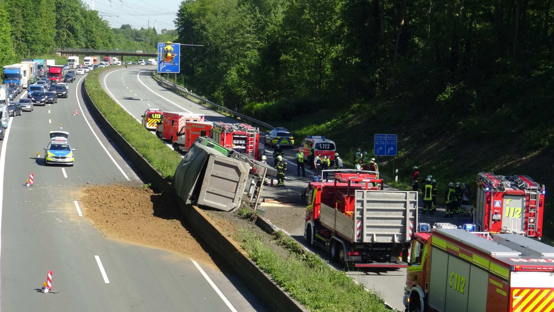 Die Unfallstelle: Ein Lkw ist auf der A45 auf die Seite gekippt. Die Ladung verteilte sich auch auf der Gegenfahrbahn. Die Unfallstelle: Ein Lkw ist auf der A45 auf die Seite gekippt. Die Ladung verteilte sich auch auf der Gegenfahrbahn.