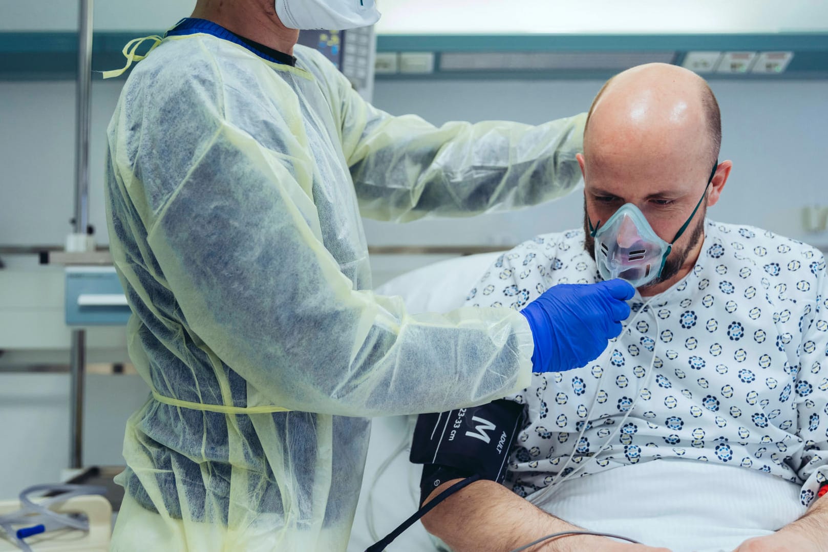 Patient im Krankenhaus (Symbolfoto): Männer haben bei der Covid-19-Erkrankung eine schlechtere Prognose als Frauen.