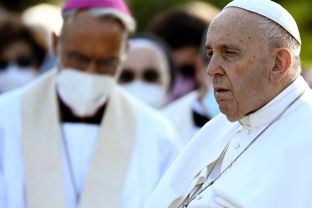 Papst Franziskus (M.) bei einem Gebetsmarathon gegen die Pandemie: Bislang wurde Kindesmissbrauch in der Kirche behandelt wie ein Bruch des Zölibats.