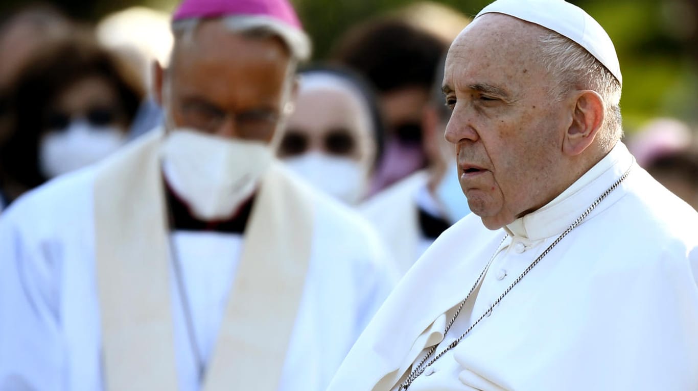 Papst Franziskus (M.) bei einem Gebetsmarathon gegen die Pandemie: Bislang wurde Kindesmissbrauch in der Kirche behandelt wie ein Bruch des Zölibats.