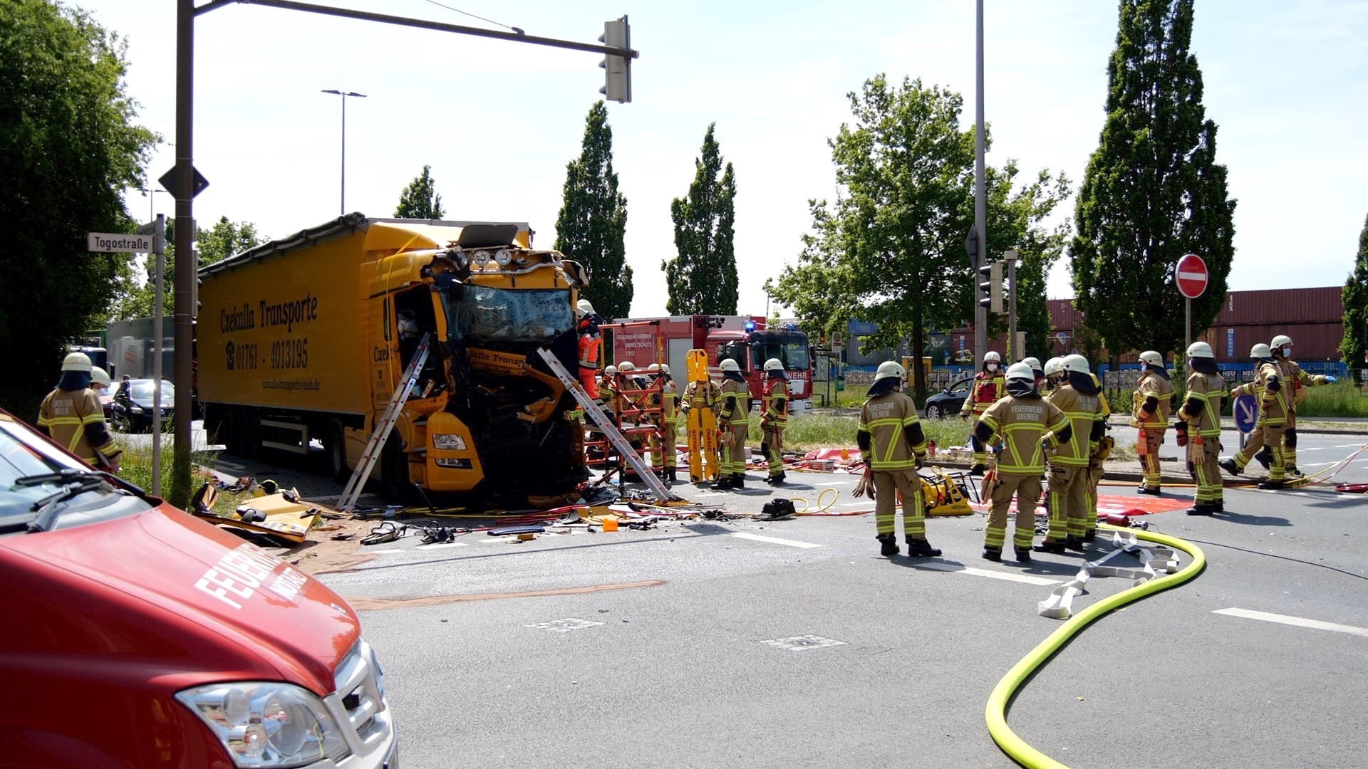 Einsatzkräfte der Feuerwehr stehen an der Unfallstelle: Der Fahrer des Lkw musste aus der Fahrerkabine befreit werden. Einsatzkräfte der Feuerwehr stehen an der Unfallstelle: Der Fahrer des Lkw musste aus der Fahrerkabine befreit werden.