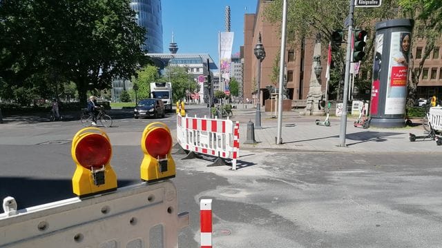 Mobile Poller an Düsseldorfs Königsallee Mobile Poller an Düsseldorfs Königsallee