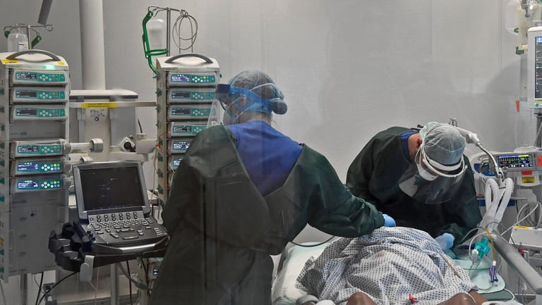 Ein Corona-Patient auf einer Intensivstation (Symbolfoto): Die Krankenhaussterblichkeit der Covid-Patienten liegt in den Helios-Kliniken in Deutschland bei 18 Prozent.