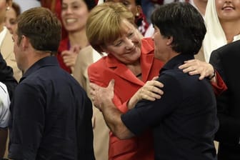 Sie schätzen und mögen sich: Angela Merkel und Jogi Löw nach dem WM-Triumph 2014.