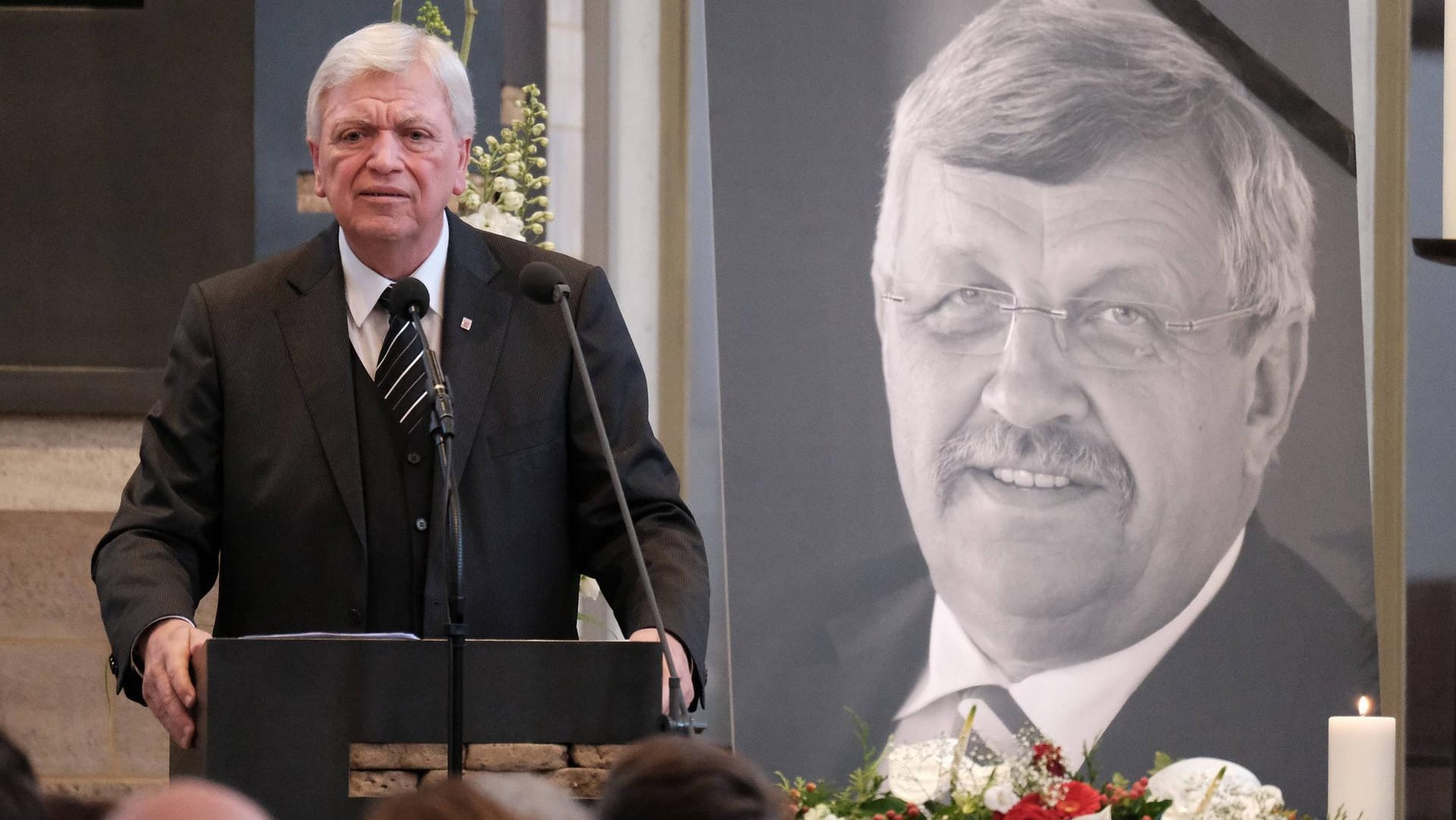 Hessens Ministerpräsident Volker Bouffier bei der Trauerfeier von Walter Lübcke im Jahr 2019 (Archivfoto): Für seine "aufrichtige und unerschrockene Einstellung" habe Lübcke mit dem Leben bezahlen müssen.