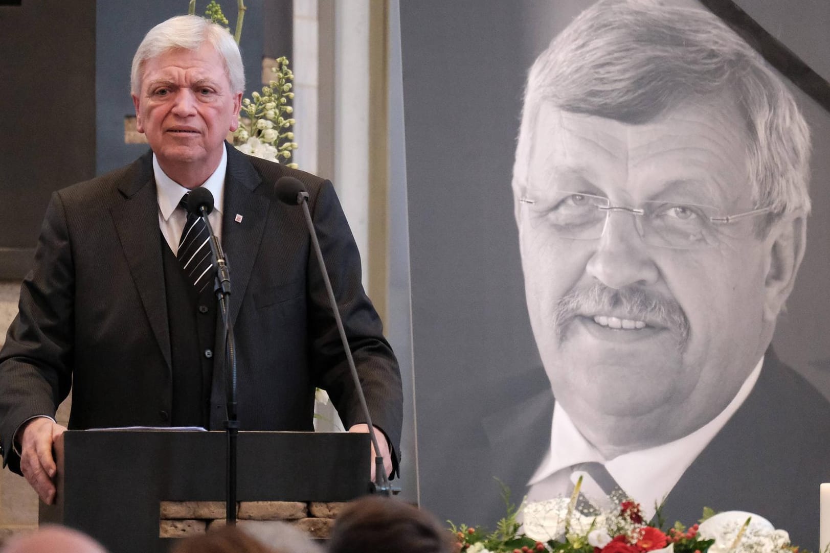 Hessens Ministerpräsident Volker Bouffier bei der Trauerfeier von Walter Lübcke im Jahr 2019 (Archivfoto): Für seine "aufrichtige und unerschrockene Einstellung" habe Lübcke mit dem Leben bezahlen müssen.