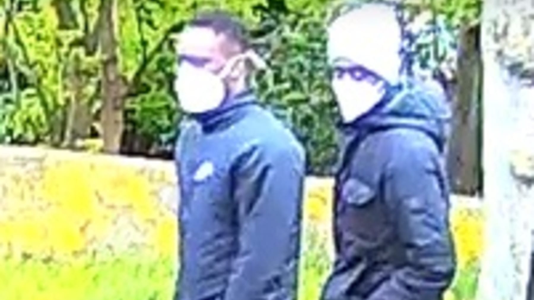 Aufnahme der mutmaßlichen Räuber: Mit diesem Foto fahndet die Polizei nach den Tätern.
