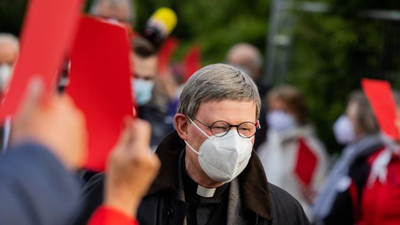 Kardinal Rainer Maria Woelki mit Maske (Archivbild): Der Umgang des Erzbistums mit der Aufklärung von Missbrauchsfällen soll auch viele Mitglieder aus der Kirche getrieben haben.