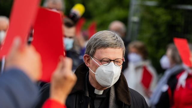 Kardinal Rainer Maria Woelki mit Maske (Archivbild): Der Umgang des Erzbistums mit der Aufklärung von Missbrauchsfällen soll auch viele Mitglieder aus der Kirche getrieben haben. Kardinal Rainer Maria Woelki mit Maske (Archivbild): Der Umgang des Erzbistums mit der Aufklärung von Missbrauchsfällen soll auch viele Mitglieder aus der Kirche getrieben haben.