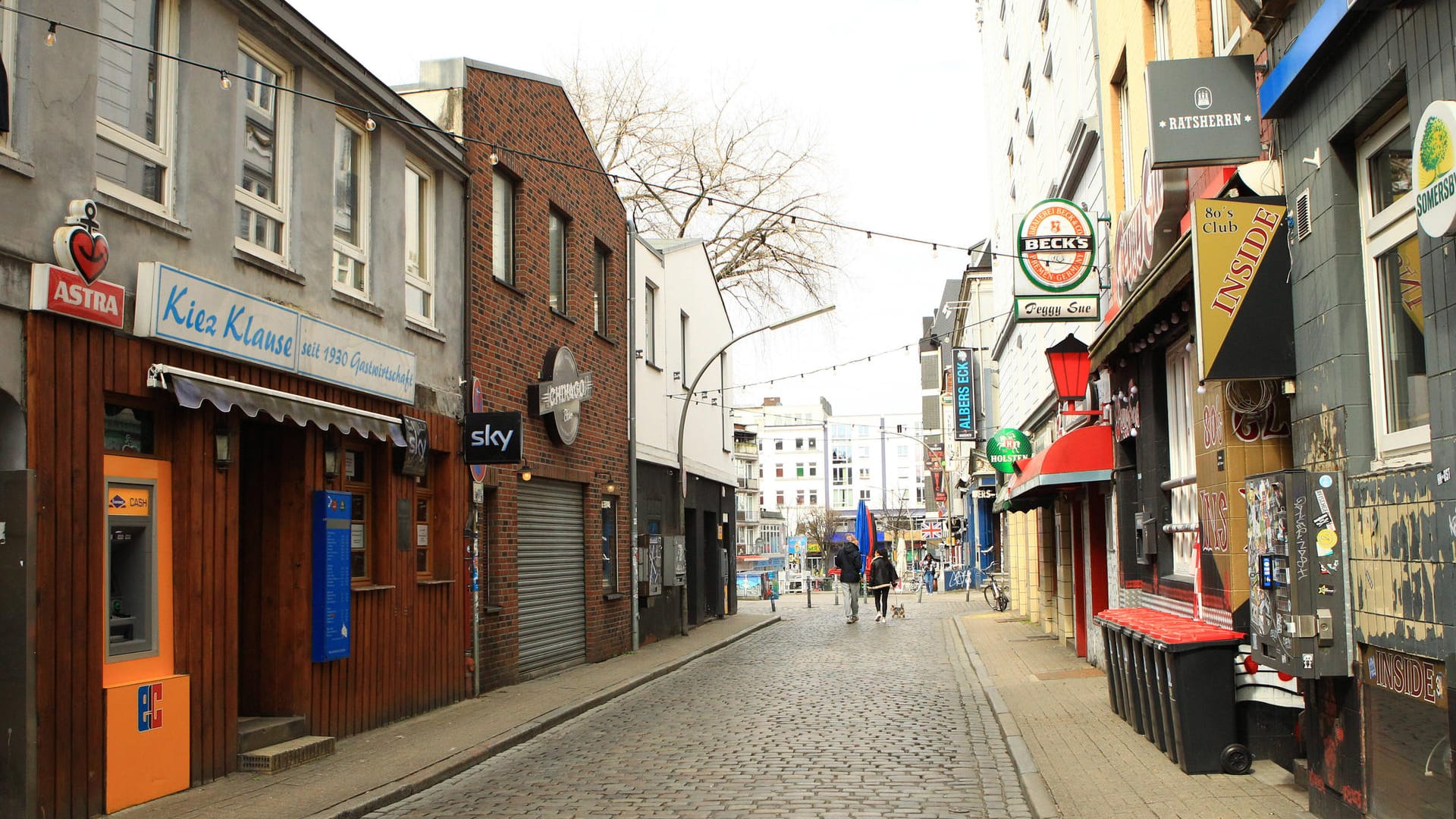 Fast menschenleere Gerhardstraße auf St. Pauli (Symbolbild): Ein Alkoholverbot am Wochenende soll Partyexzesse verhindern.