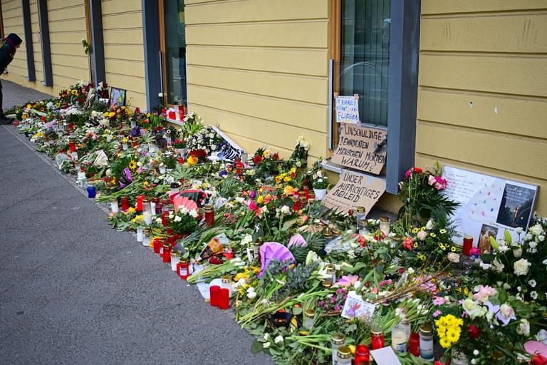 Trauer nach der Gewalttat im Potsdamer Oberlinhaus: Die 52 Jahre alte Tatverdächtige wurde kurz nach der Tat in eine psychiatrische Klinik eingewiesen.
