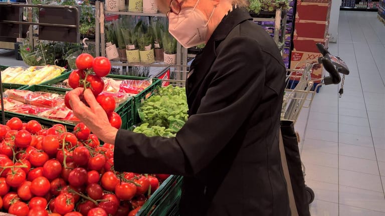 Eine Frau trägt Maske im Supermarkt (Symbolbild): In einem Laden bei Bonn haben mehrere Personen gegen die Maskenpflicht protestiert.
