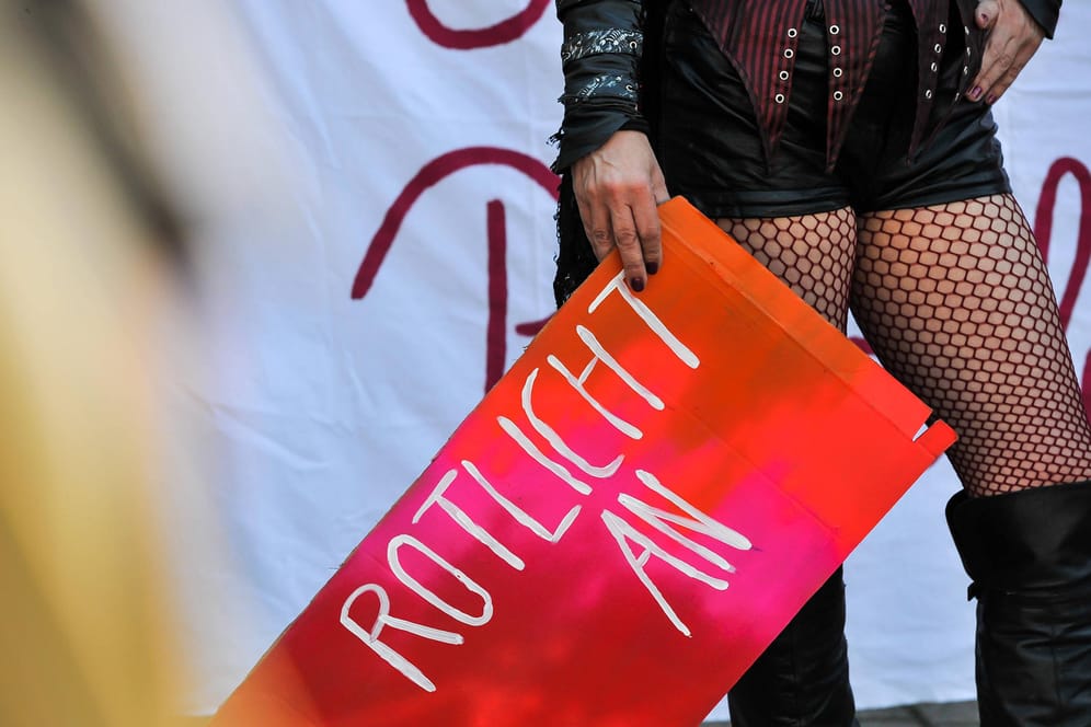 Teilnehmerin einer Prostituiertendemo in Stuttgart: Aufgrund ausbleibender Einnahmen wegen der Corona-Maßnahmen fürchten viele Sexarbeiterinnen in Deutschland um ihrer Existenz.