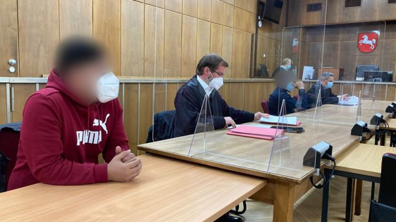 Die Angeklagten mit ihren Anwälten im Gerichtssaal: Die Anwärter mussten 2.000 Euro für die Betrugsleistung zahlen.