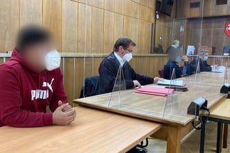 Die Angeklagten mit ihren Anwälten im Gerichtssaal: Die Anwärter mussten 2.000 Euro für die Betrugsleistung zahlen.