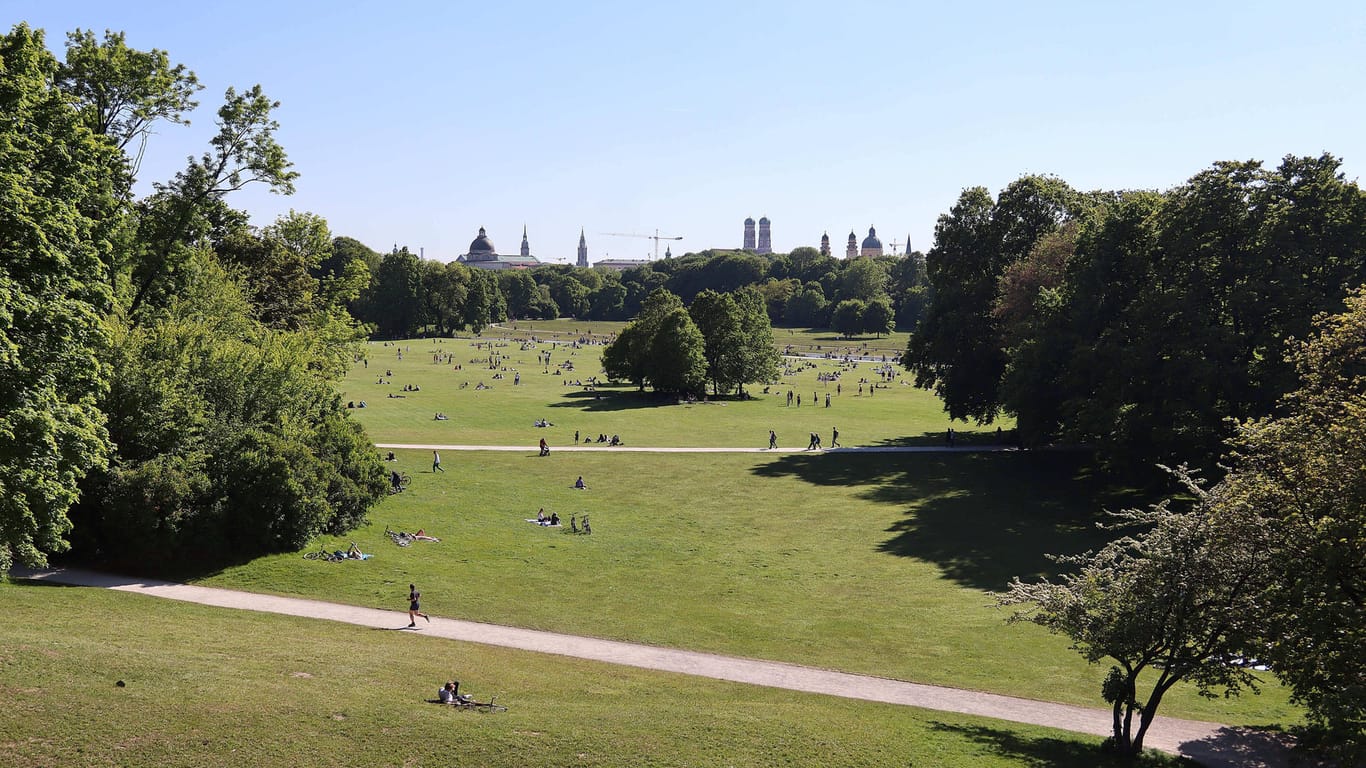 Blick in den Englischen Garten in München (Archivbild): In dem Park sind zwei Schülerinnen von einem Exhibitionisten belästigt worden.