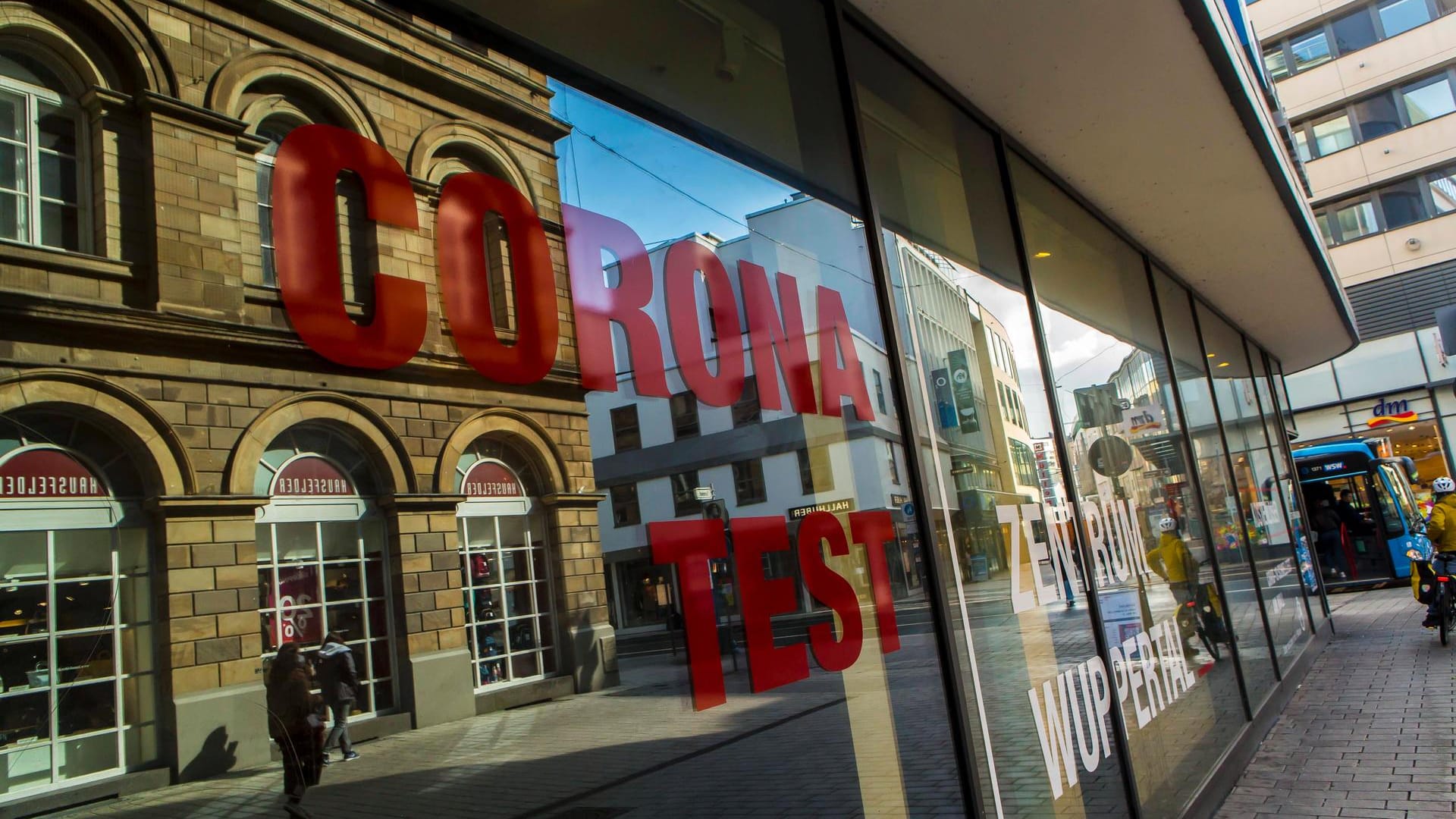 Ein Corona Testzentrum in Wuppertal (Archivbild): Der Wuppertaler Krisenstabsleiter ist gegen eine Kontrolle der Testzentren durch das Gesundheitsamt.