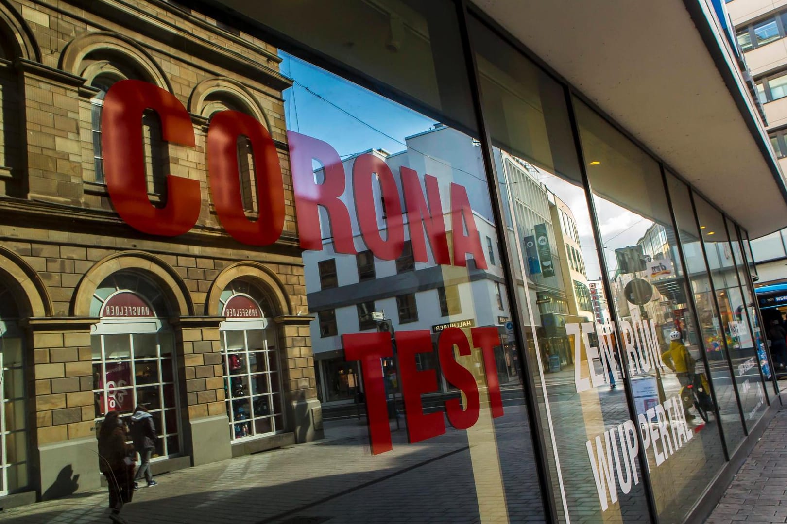 Ein Corona Testzentrum in Wuppertal (Archivbild): Der Wuppertaler Krisenstabsleiter ist gegen eine Kontrolle der Testzentren durch das Gesundheitsamt.