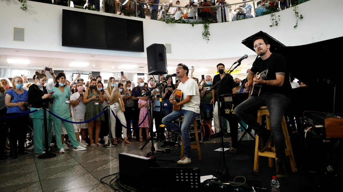 Der israelische Musiker Aviv Geffen gibt ein Konzert in Tel Aviv: Zur Feier der Aufhebung vieler Corona-Regeln und zum Dank an das medizinische Personal besuchte der Musiker ein Krankenhaus.
