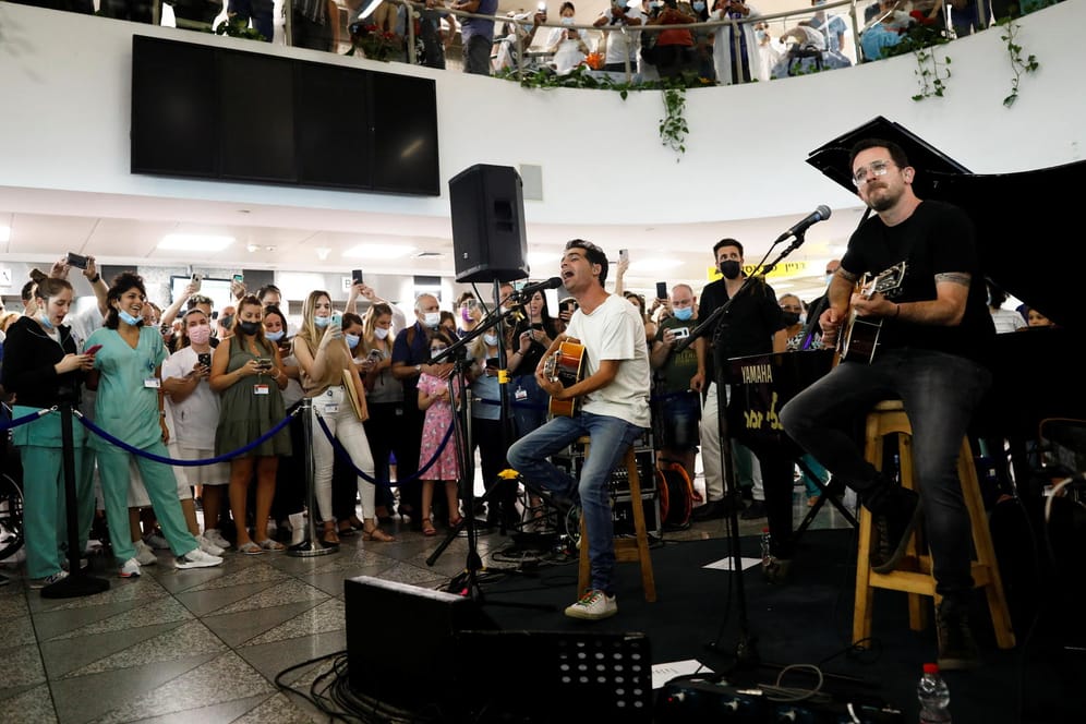 Der israelische Musiker Aviv Geffen gibt ein Konzert in Tel Aviv: Zur Feier der Aufhebung vieler Corona-Regeln und zum Dank an das medizinische Personal besuchte der Musiker ein Krankenhaus.