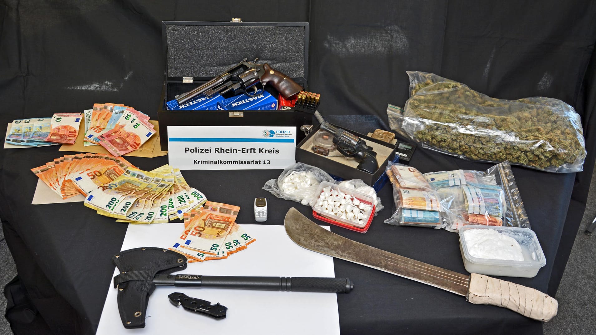 Die gesicherten Beweismaterialen: Neben Geld und Drogen beschlagnahmte die Polizei auch Waffen. Die gesicherten Beweismaterialen: Neben Geld und Drogen beschlagnahmte die Polizei auch Waffen.